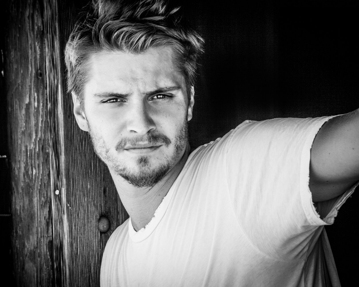 Next photo of Luke Grimes